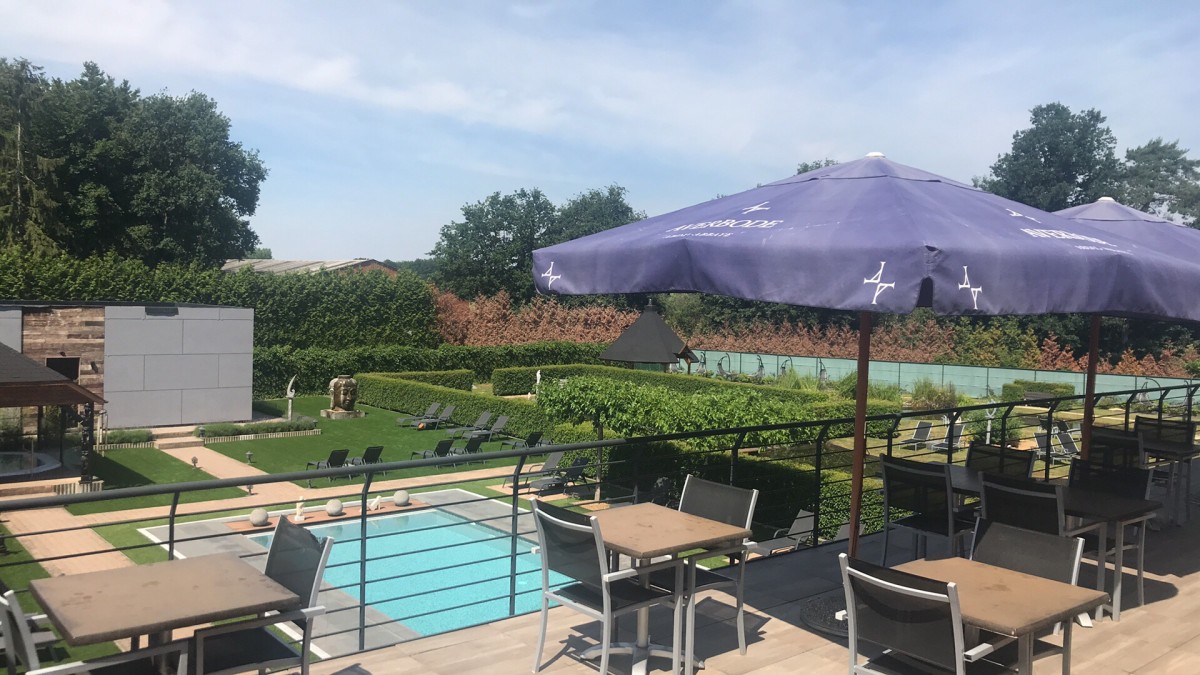 foto tuin met zwembad